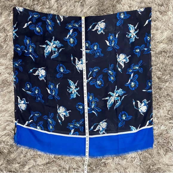 Banana Republic women blue/ white floral tropical 72”X 36”wrap scarf. Pre owned. - Picture 8 of 9